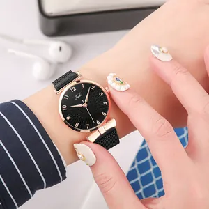 Gros plan d'une montre à cadran solaire noir avec boîtier or rose et bracelet milanais