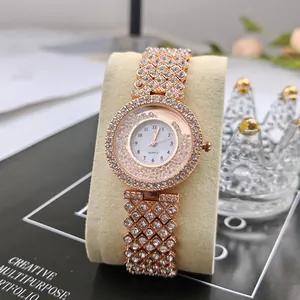 Dettaglio orologio da donna in oro rosa con cristalli mobili e cinturino con strass