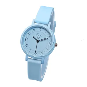 Montre à quartz pour femme avec bracelet bleu clair et aiguille en forme de cœur