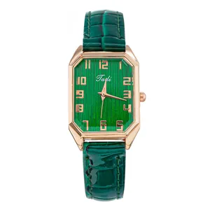 Detalle del reloj vintage para mujer con esfera verde y caja de oro rosa