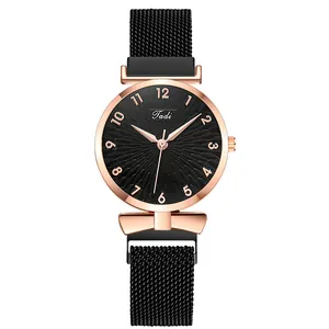 Détail du cadran soleil en relief de la montre avec bracelet milanais noir magnétique