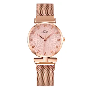 Détail du bracelet milanais en or rose et du cadran rose rayon de soleil de la montre