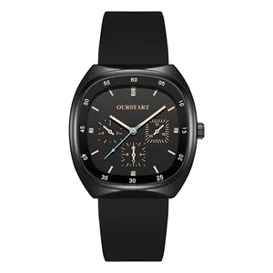 Detail van een zwart siliconen horloge met multifunctionele roségouden sub-wijzerplaten