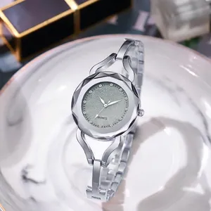 Montre à Quartz de Mode pour Femmes Argent Alliage de Zinc Bracelet Ciel Étoilé Cadran Pailleté Strass Montre