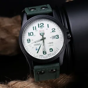 Dettaglio orologio SOKI al quarzo con numeri verdi, data e cinturino in pelle stile vintage