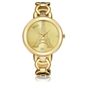 Gros plan d'une montre dorée avec motif tour Eiffel orné de strass étincelants