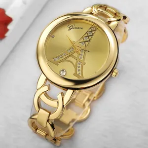 Macro d'une montre dorée pour femme avec cadran Tour Eiffel et détails en strass