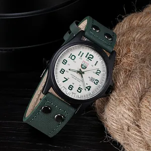 Dettaglio dell'orologio SOKI con cinturino in pelle verde e datario su quadrante avorio