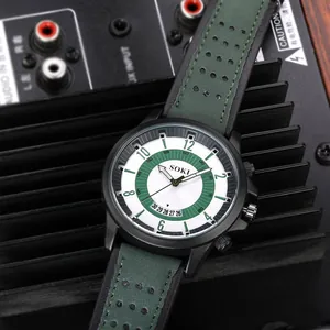 Detalle del reloj militar SOKI con indicador de fecha y correa de cuero verde oscuro