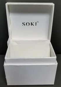 Detalle de la caja de regalo blanca para reloj con logo SOKI y cojín interior suave
