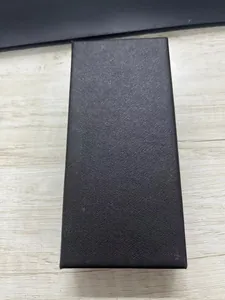 Vista superior de caja de regalo negra rectangular con textura de grano cruzado