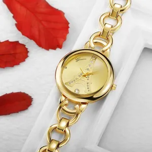 Montre chaîne dorée pour femme avec cadran Tour Eiffel et strass sur fond blanc