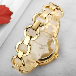 Montre à quartz dorée élégante avec maillons circulaires et détails en diamants brillants