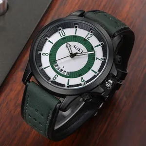 Detalle macro del reloj deportivo SOKI mostrando el dial plateado-verde y la correa