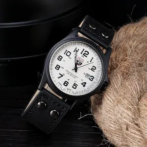Dettaglio dell'orologio militare SOKI al quarzo con quadrante bianco e cinturino