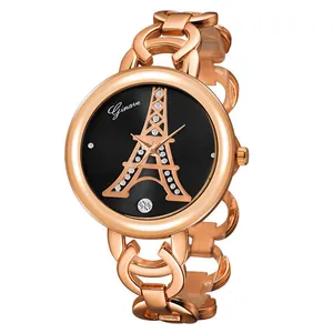Détail du cadran noir avec motif Tour Eiffel en or rose et décorations en strass