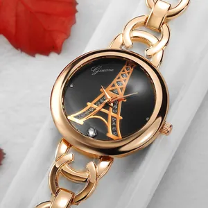 Vue détaillée d'une montre femme en or avec motif Tour Eiffel et strass brillants