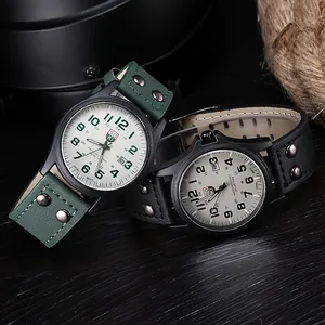 Dettaglio di orologi militari SOKI al quarzo con cinturini in pelle e rivetti decorativi