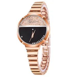 Nahaufnahme der roségoldenen Uhr mit glitzerndem Strasszifferblatt und Stufendesign