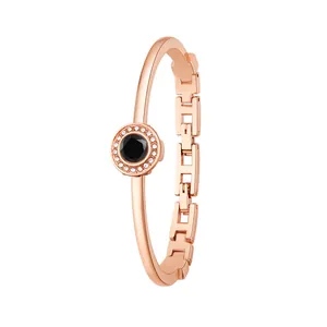 Detail eines Roségold-Armbands mit schwarzem Stein und weißen Zirkonia-Akzenten