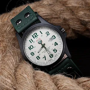 Dettaglio orologio militare SOKI con cinturino verde e data su uno sfondo di corda rurale