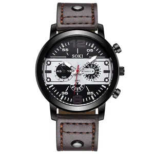 Détail d'une montre à quartz avec cadran blanc, boîtier noir et bracelet en cuir gris