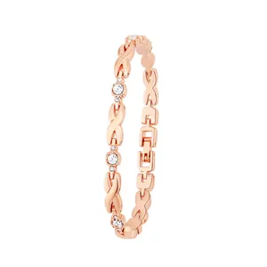 Detailansicht Roségold-Armband mit X-Gliedern und funkelnden Kristallakzenten