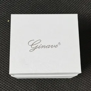 Caja de regalo cuadrada blanca minimalista para joyas con textura espiral y logo plateado