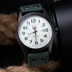 Dettaglio macro dell'orologio militare SOKI con cinturino in pelle verde e datario