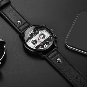 Gros plan du cadran de montre SOKI avec bracelet en cuir noir sur surface texturée