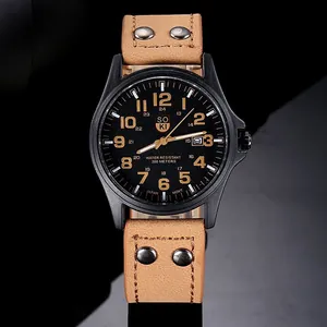 Dettaglio dell'orologio SOKI con quadrante nero, data e cinturino in pelle marrone con borchie