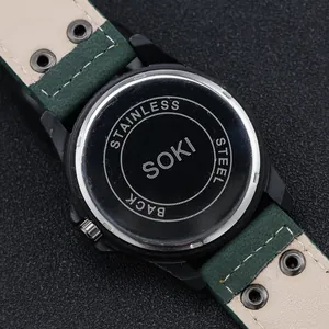Dettaglio macro del retro dell'orologio SOKI in acciaio inox e cinturino verde