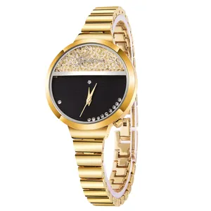 Detailansicht der goldenen Geneva-Uhr mit glitzernden Strasssteinen und einem Kettenband