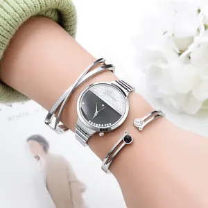 Nahaufnahme der silbernen Armbanduhr mit passenden Armreifen und Diamant-Zifferblatt