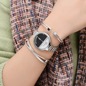 Nahaufnahme der silbernen Quarzuhr mit Diamanten und passenden Armbändern am Handgelenk