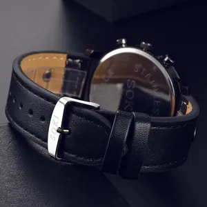 Détail du bracelet en cuir de montre à quartz SOKI avec boucle en acier et logo gravé