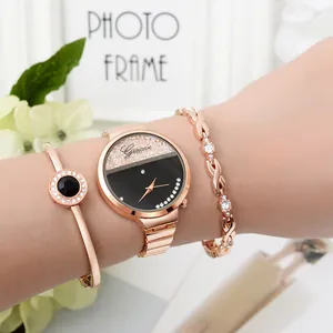 Detailansicht eines eleganten roségoldenen Uhren- und Armbandsets mit Diamantakzenten am Handgelenk
