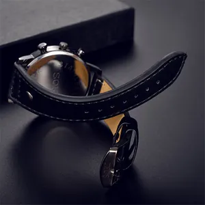 Gros plan d'une montre à quartz SOKI montrant le dos en acier et le bracelet noir