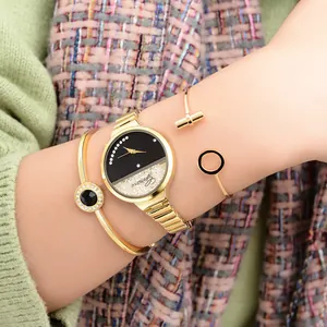 Detail einer goldenen Quarzuhr mit Strass-Zifferblatt und passenden Luxus-Armbändern