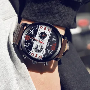 Gros plan sur la montre SOKI avec bracelet en cuir marron et boîtier noir en métal texturé