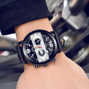 Gros plan d'une montre à quartz SOKI pour hommes avec boîtier noir et bracelet en cuir au poignet