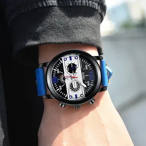 Détail de la montre de sport SOKI avec cadran tricolore et bracelet en cuir bleu