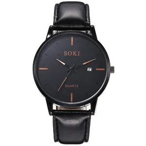 Dettaglio dell'orologio SOKI da uomo con quadrante nero, indici oro rosa e datario