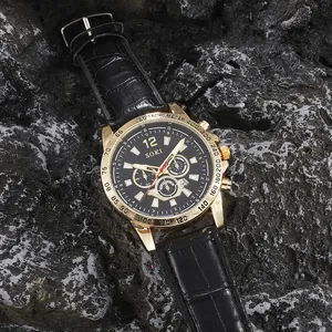 Detail der SOKI Herrenquarzuhr mit schwarzem Lederarmband und goldfarbener Tachymeter-Lünette