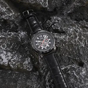 Makroaufnahme der SOKI Herren-Sport-Quarzuhr mit schwarzem Lederarmband auf Stein