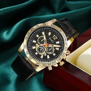 Herren-Quarzuhr in Gold mit schwarzem Lederarmband und Datum auf grünem Seidenstoff