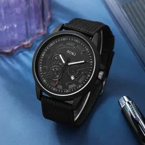 Detailaufnahme der schwarzen SOKI Sportuhr mit Nylonarmband auf blauem Hintergrund
