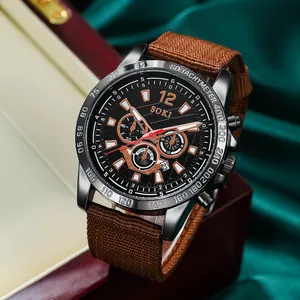 Montre SOKI homme avec cadran noir, bracelet toile et guichet date sur boîte en bois