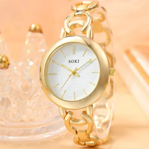 Detailansicht der Damen-Quarzuhr in Gold mit Kettenarmband und weißem Zifferblatt
