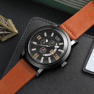 Dettaglio dell'orologio SOKI da uomo con cinturino in pelle marrone e quadrante nero